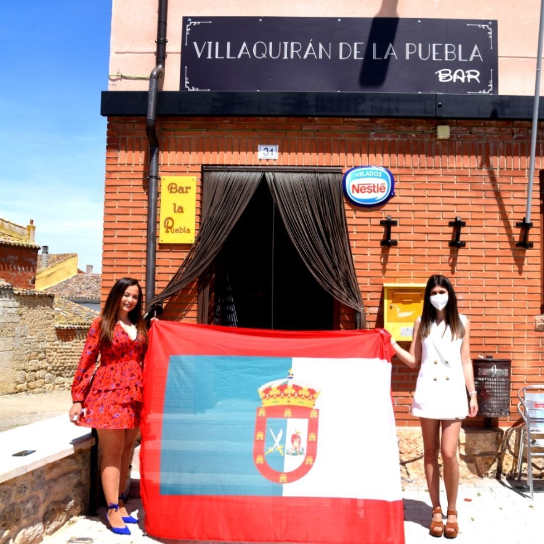 Alcaldesa y concejala con la bandera de Villaquirán de la Puebla