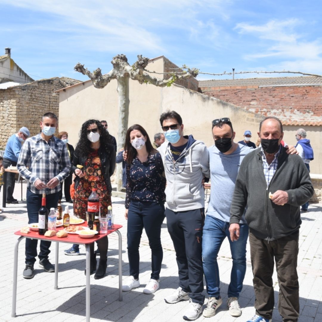 Vecinos y vecinas de Villaquirán de la Puebla disfrutando del vino español